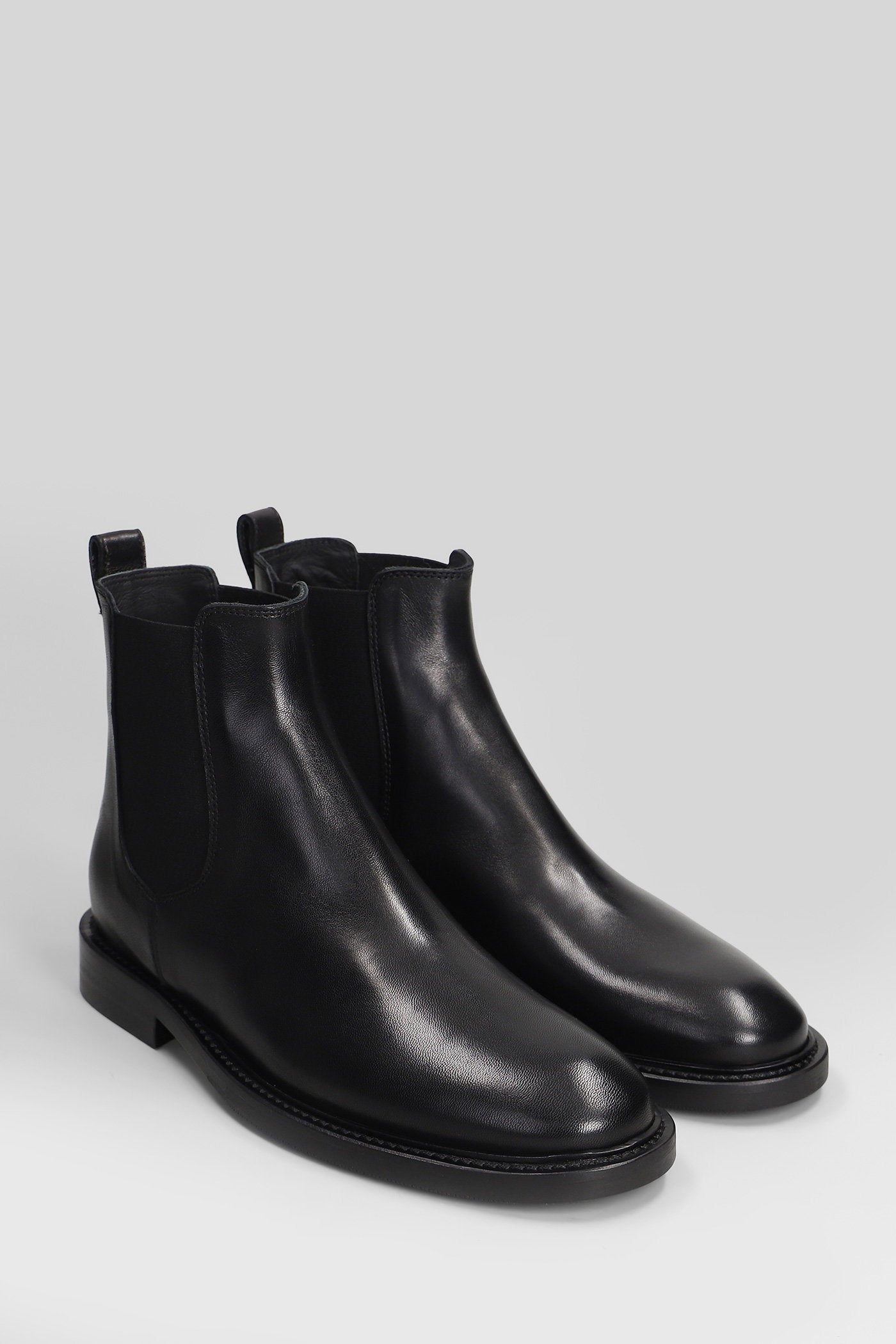 low heels Ankle boots in black leather Scarpe