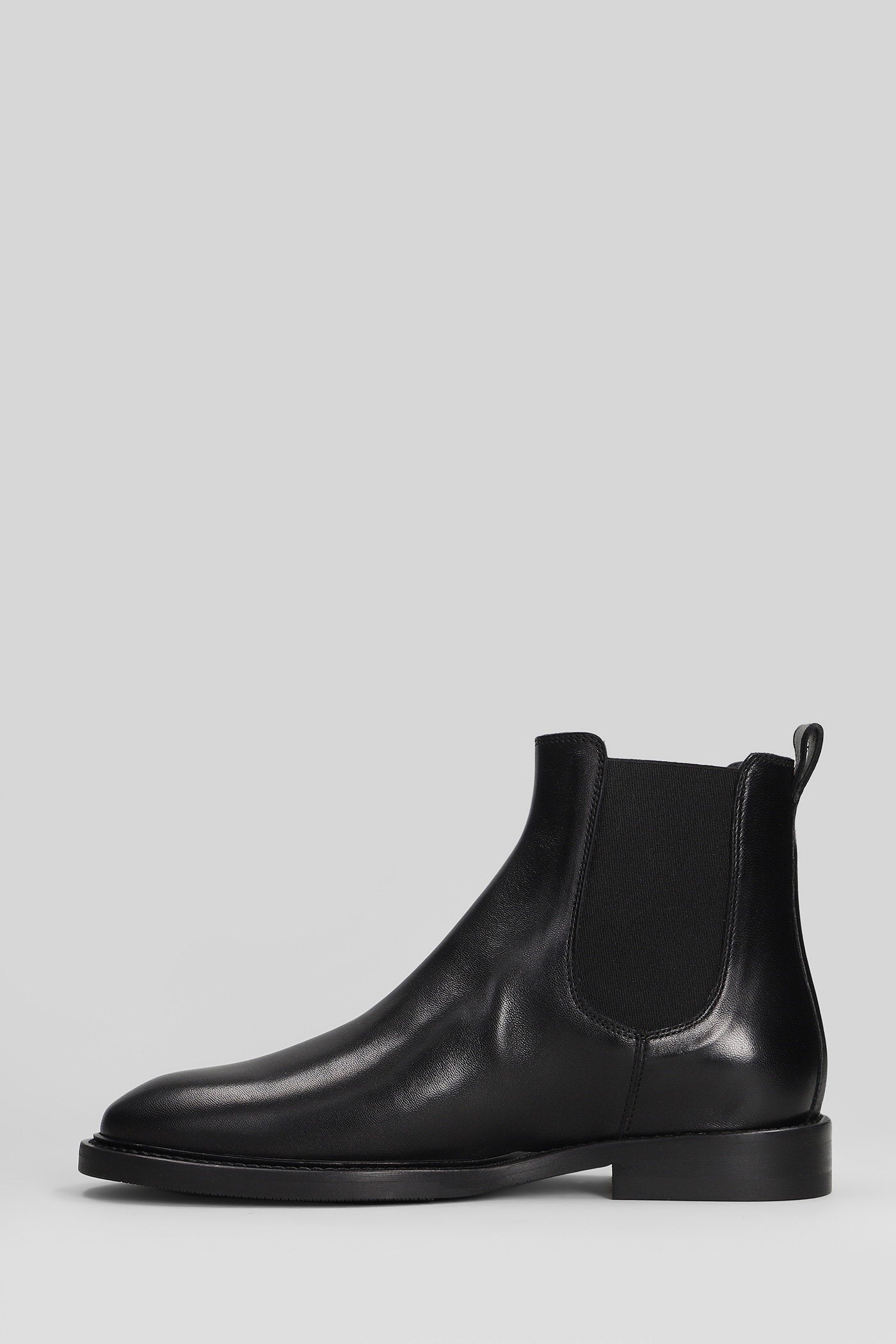 low heels Ankle boots in black leather Scarpe