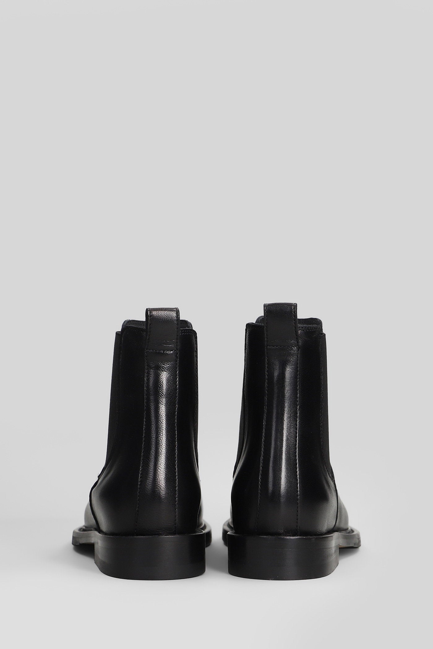 low heels Ankle boots in black leather Scarpe