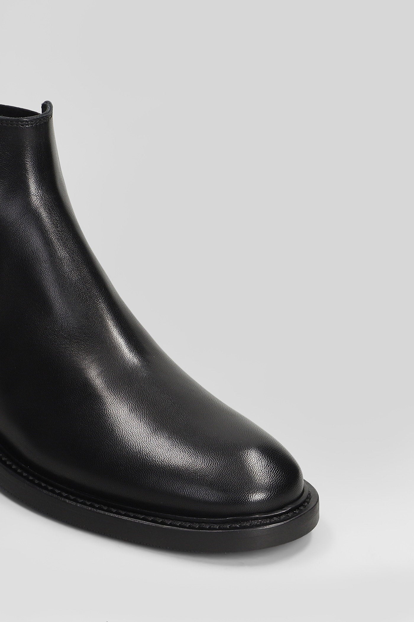 low heels Ankle boots in black leather Scarpe
