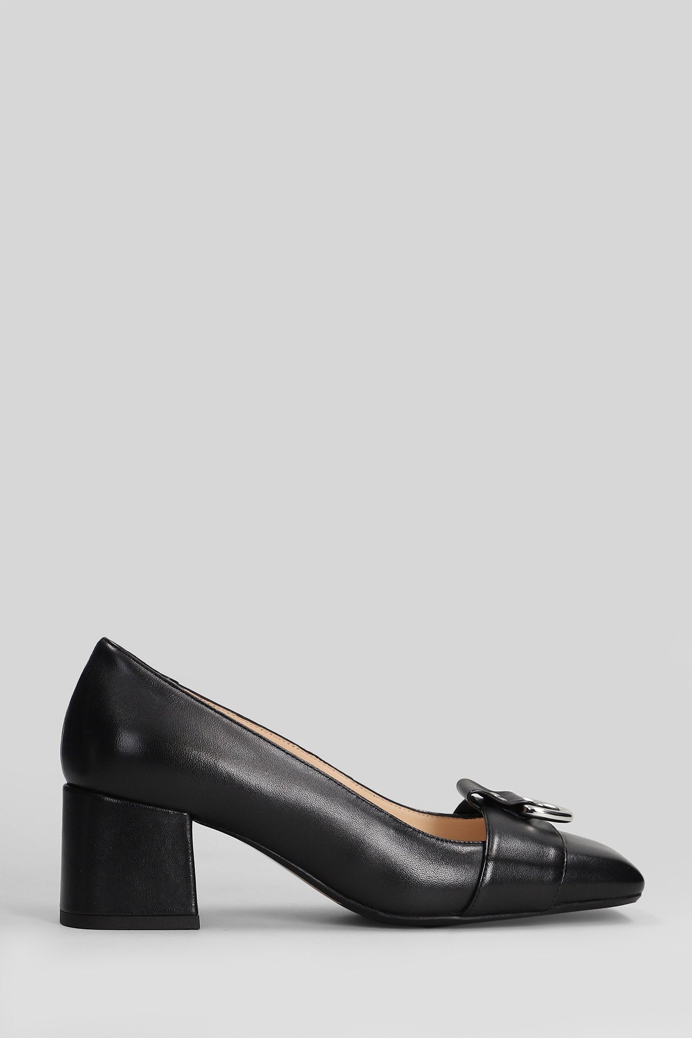 Pumps in black leather Scarpe