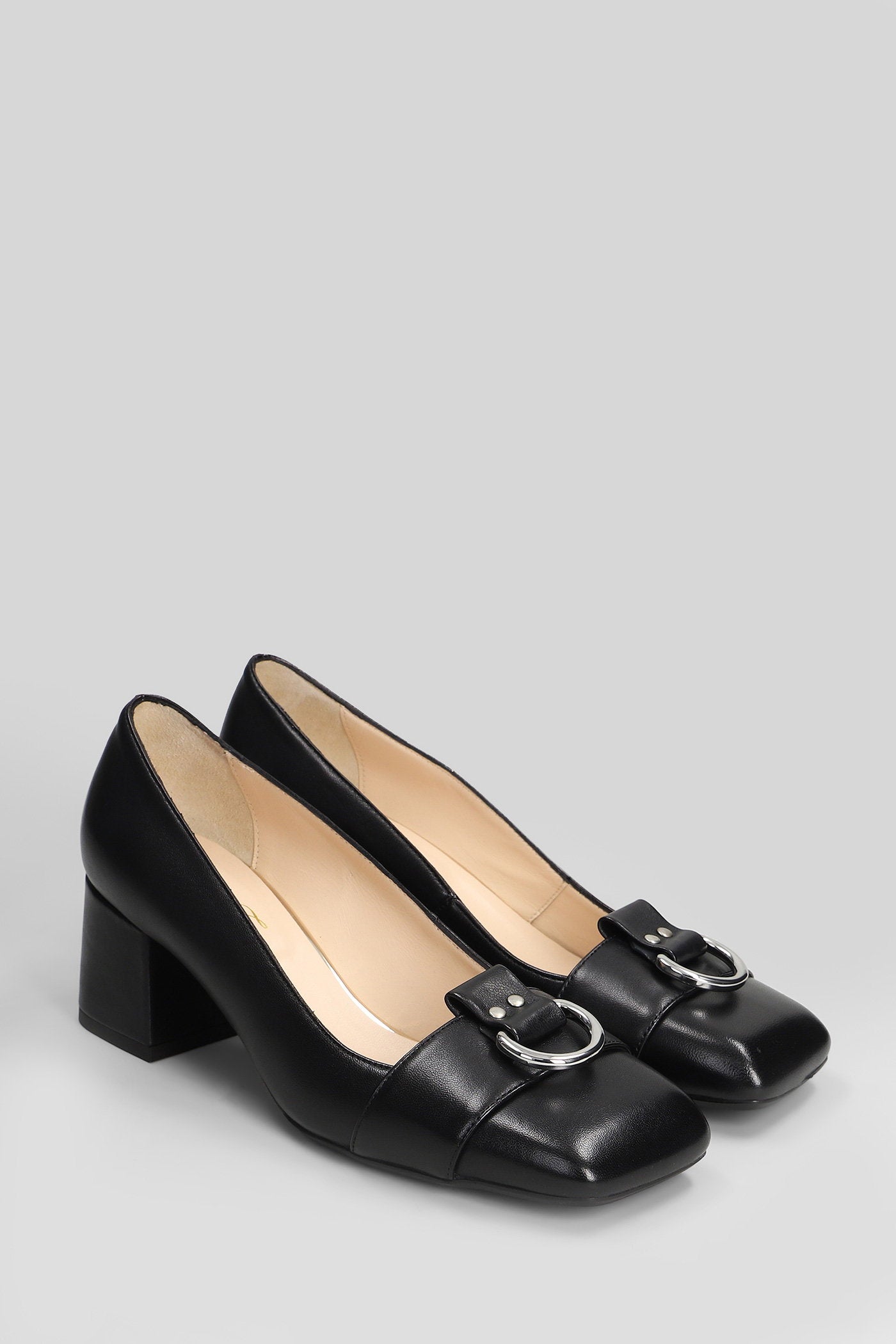 Pumps in black leather Scarpe
