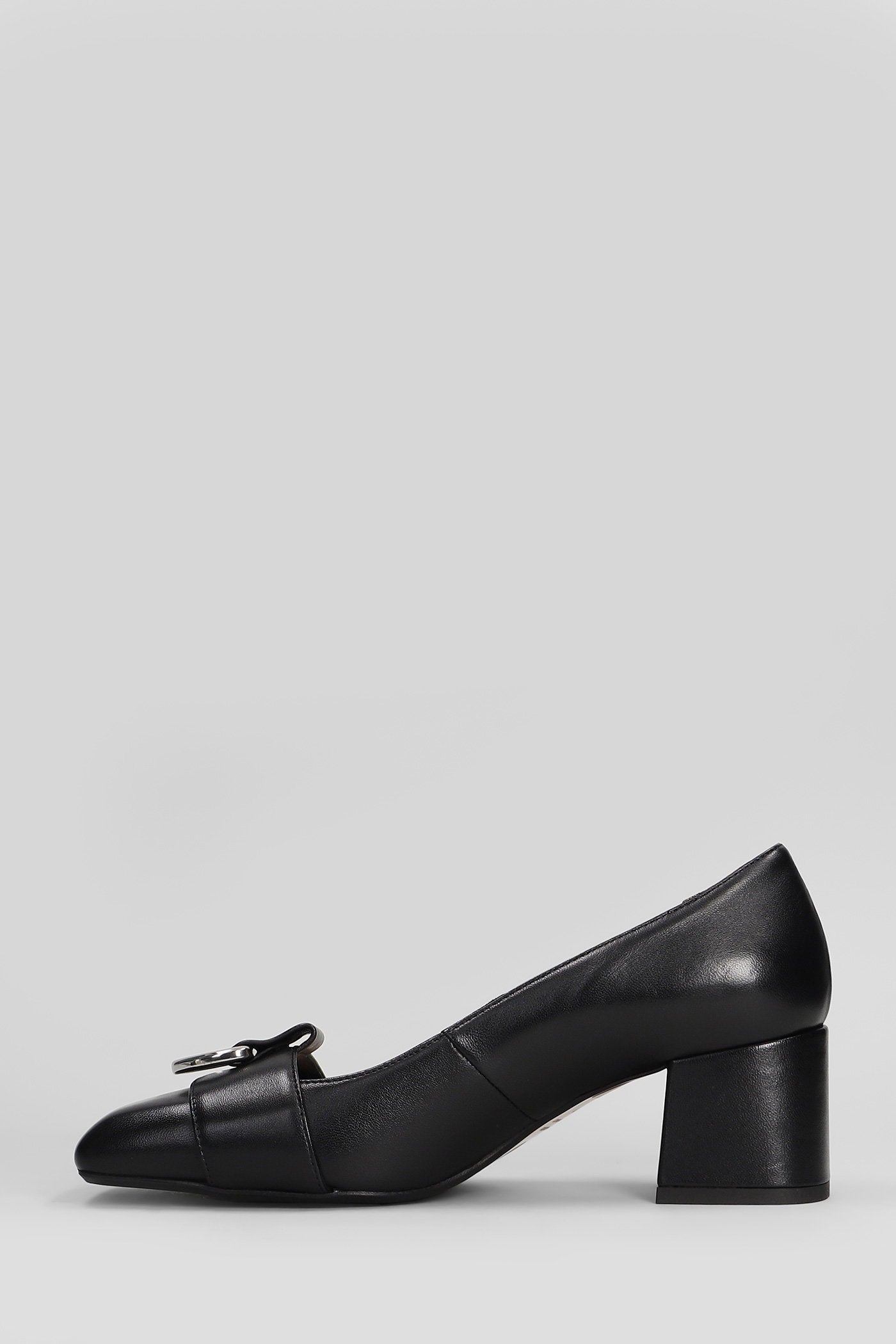 Pumps in black leather Scarpe