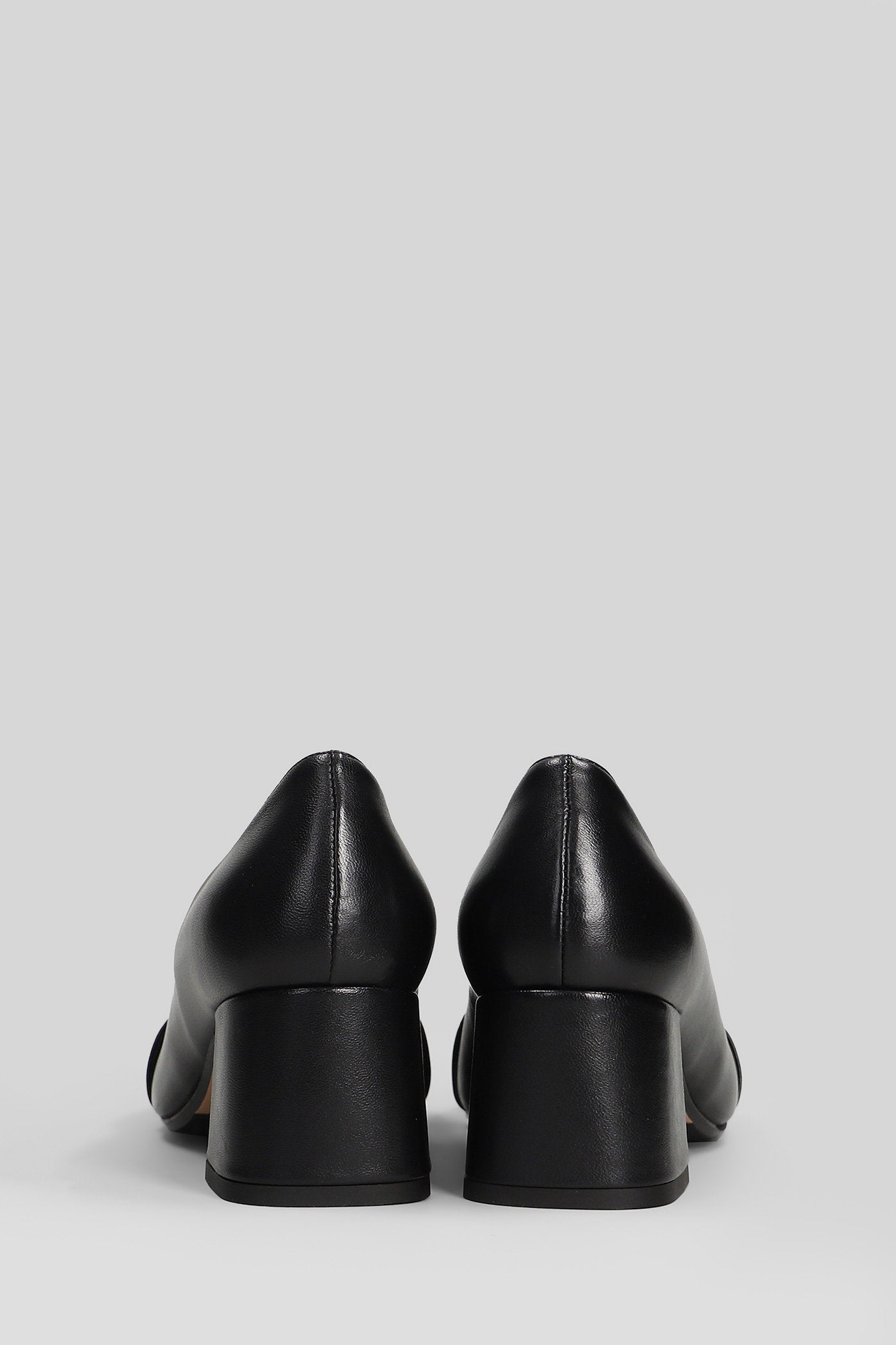 Pumps in black leather Scarpe