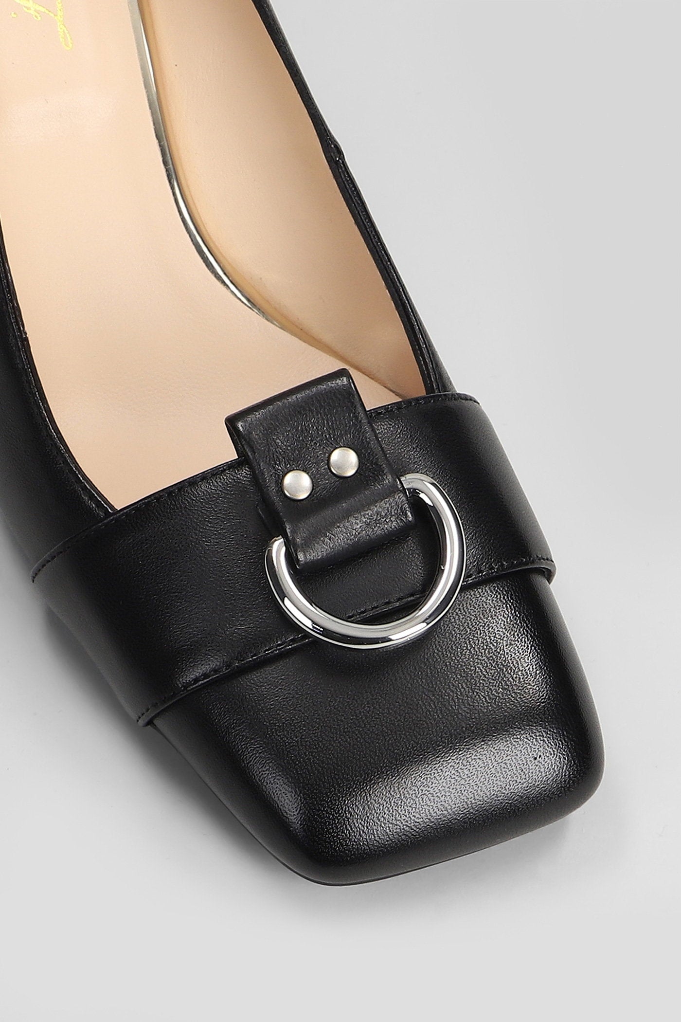 Pumps in black leather Scarpe