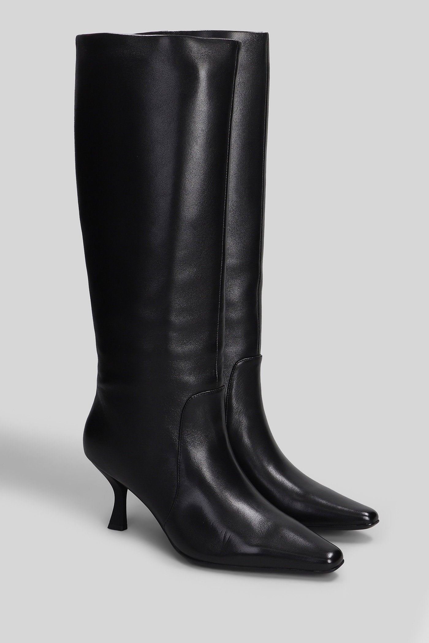 High heels boots in black leather Scarpe