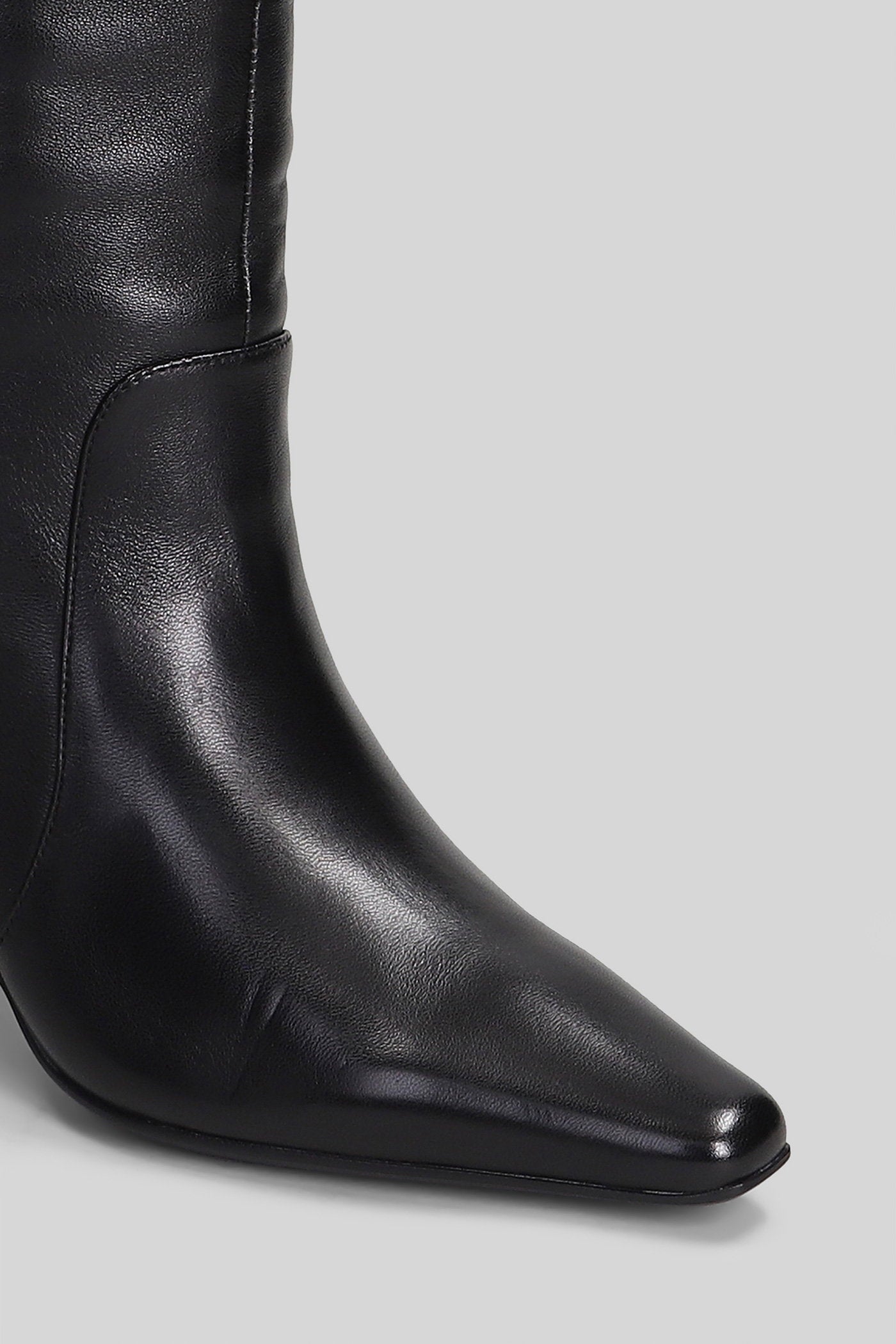High heels boots in black leather Scarpe