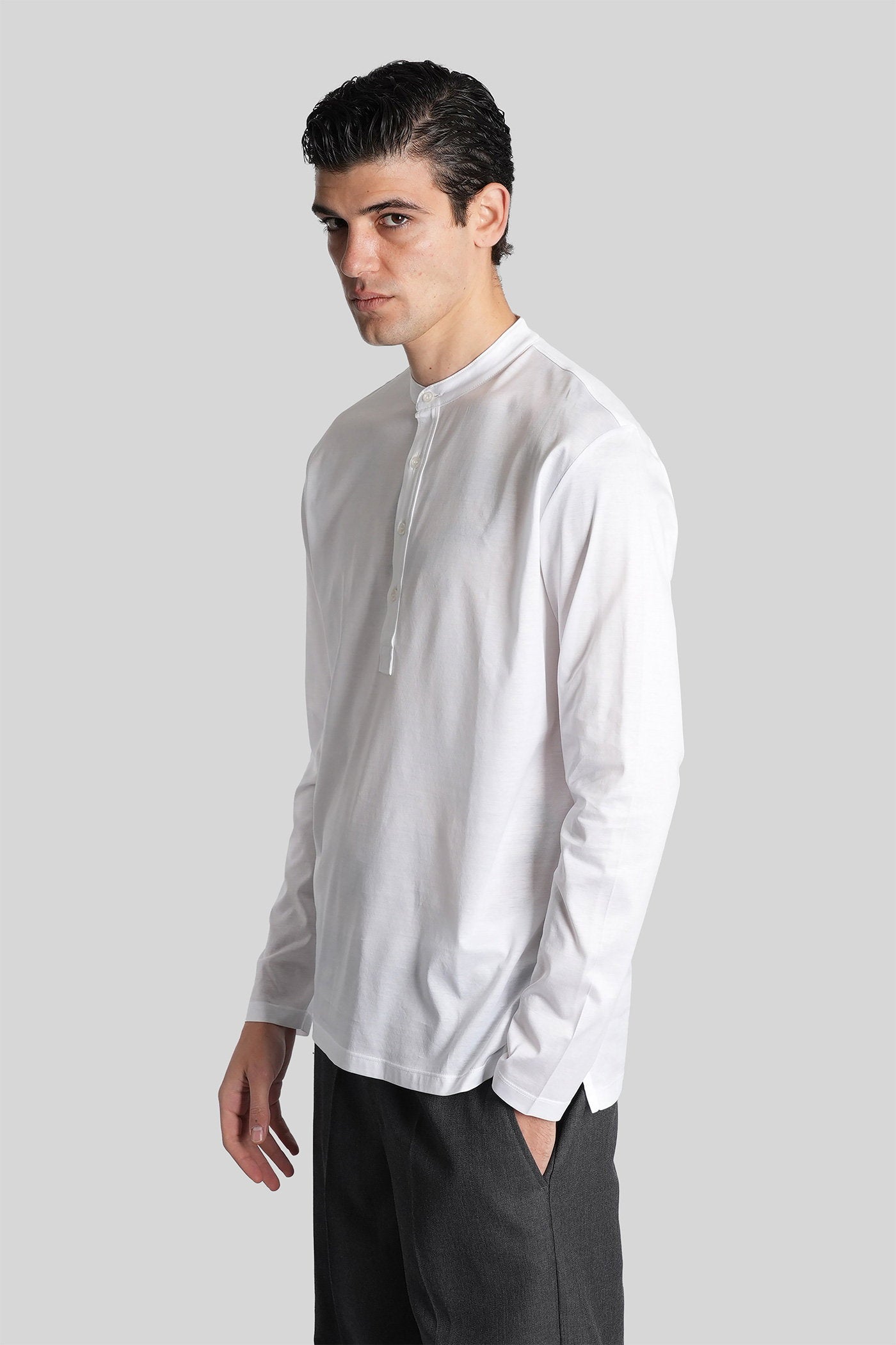 in white cotton Abbigliamento