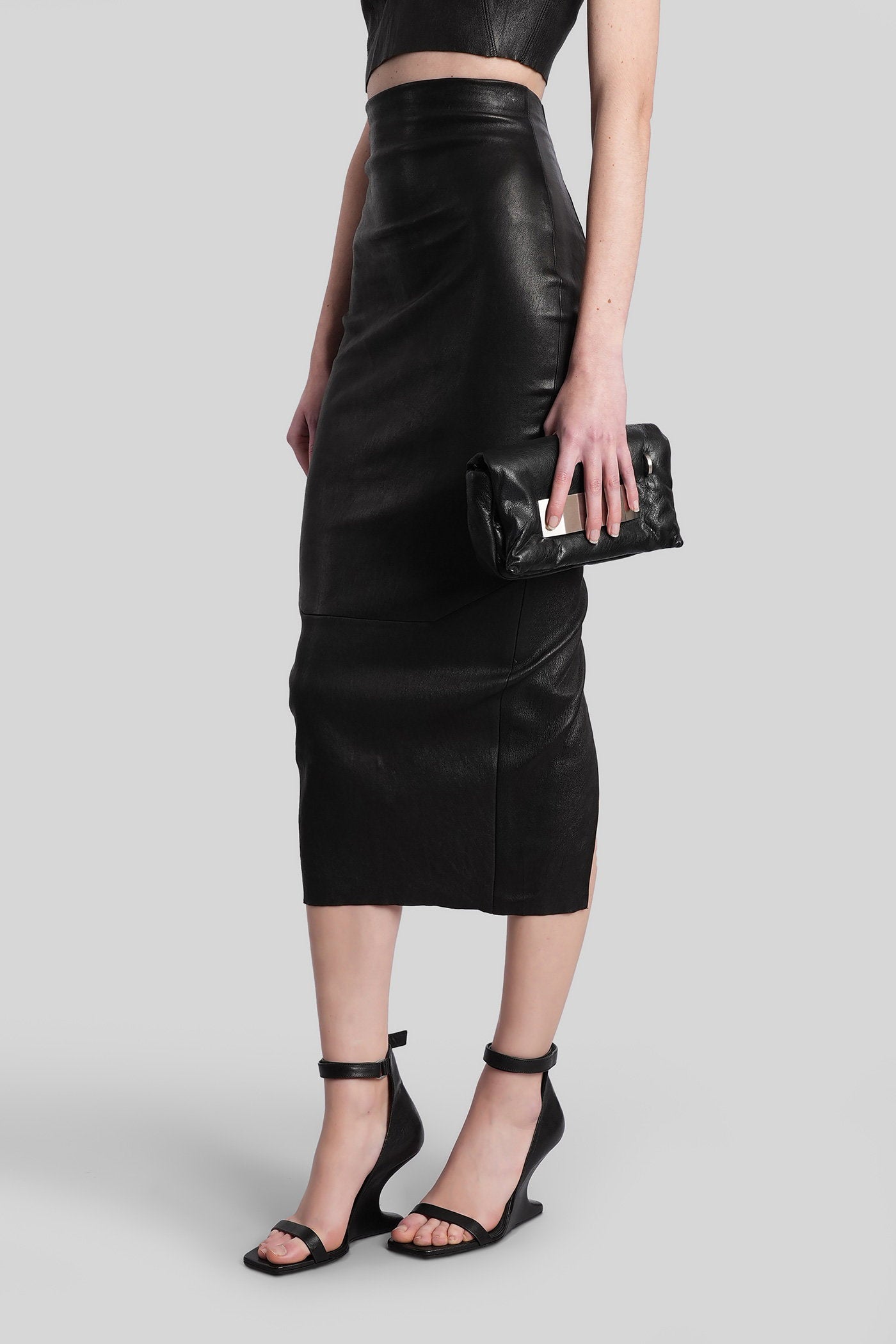 Calf dirt pillar Skirt in black leather Abbigliamento