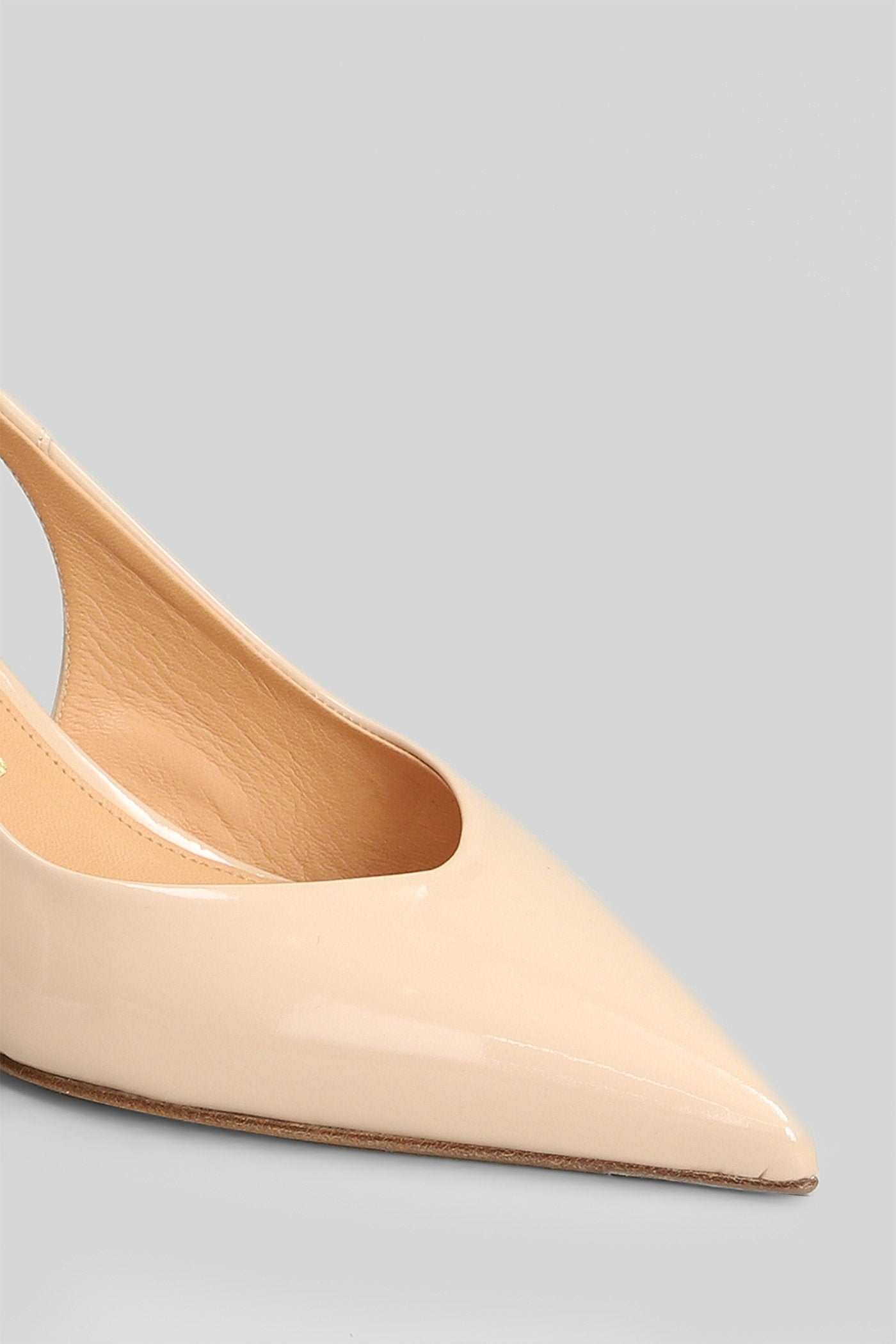 Pumps in powder patent leather Scarpe