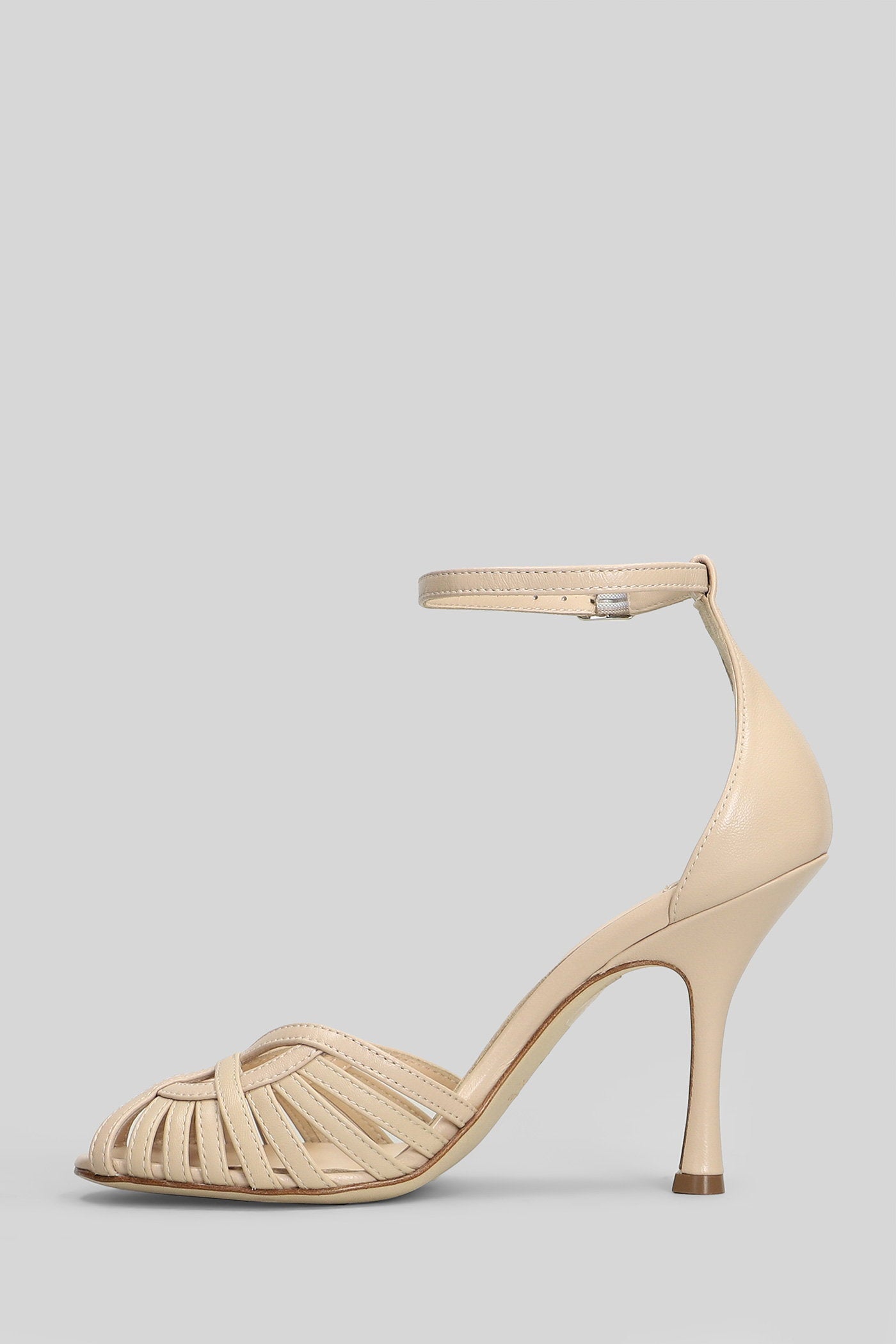 Sandals in beige leather Scarpe