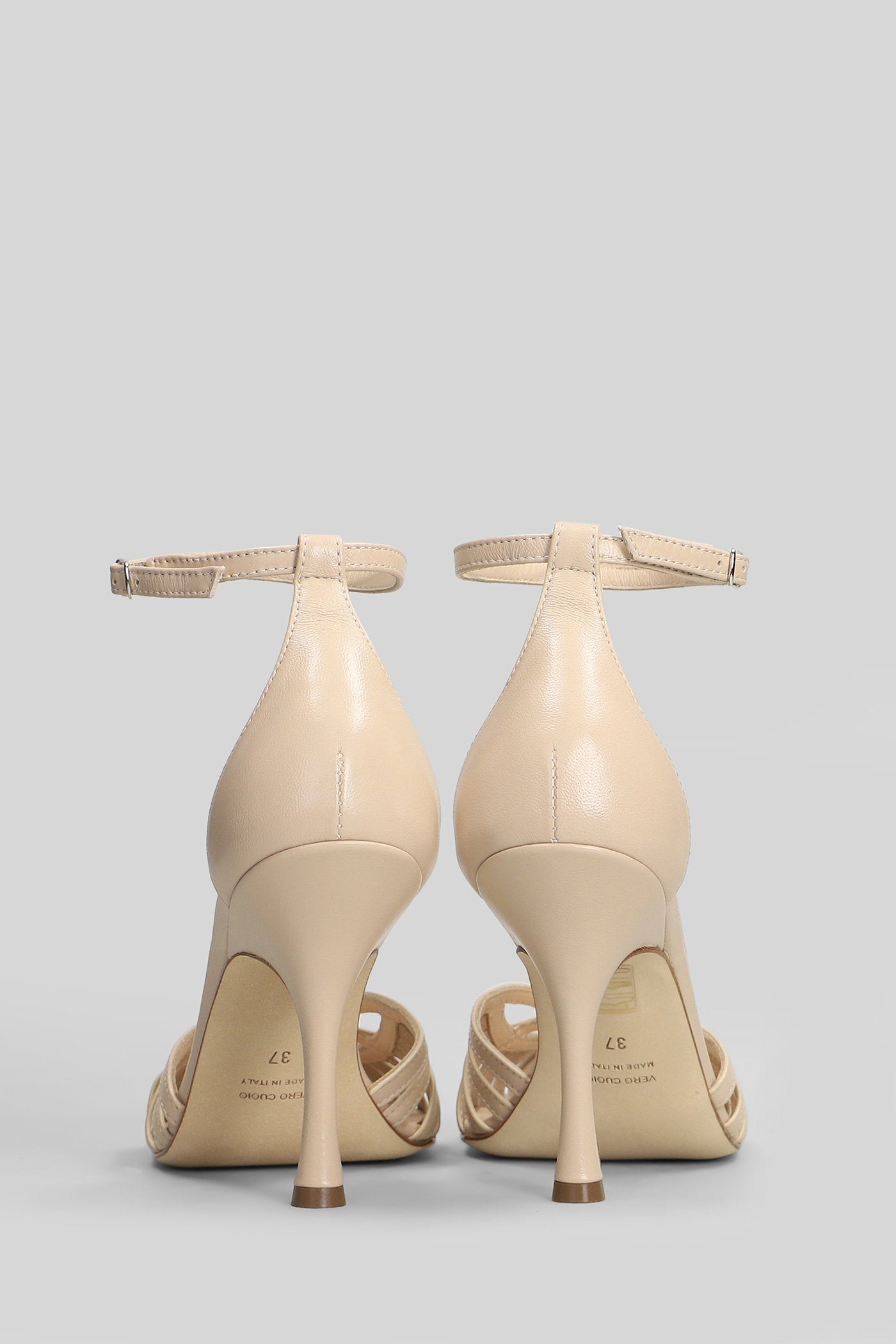 Sandals in beige leather Scarpe
