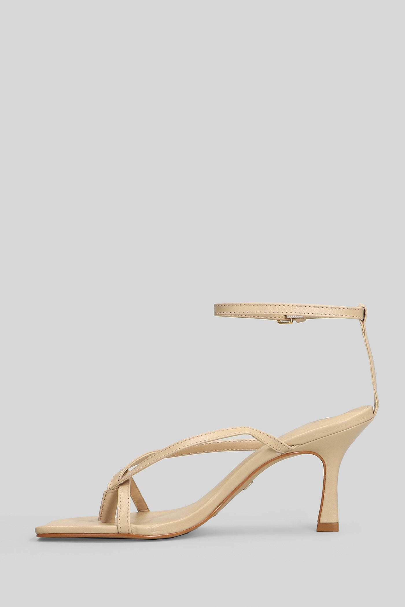 Sandals in beige leather Scarpe