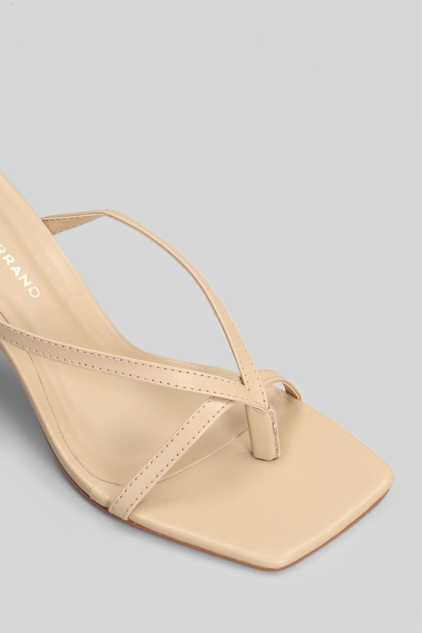 Sandals in beige leather Scarpe