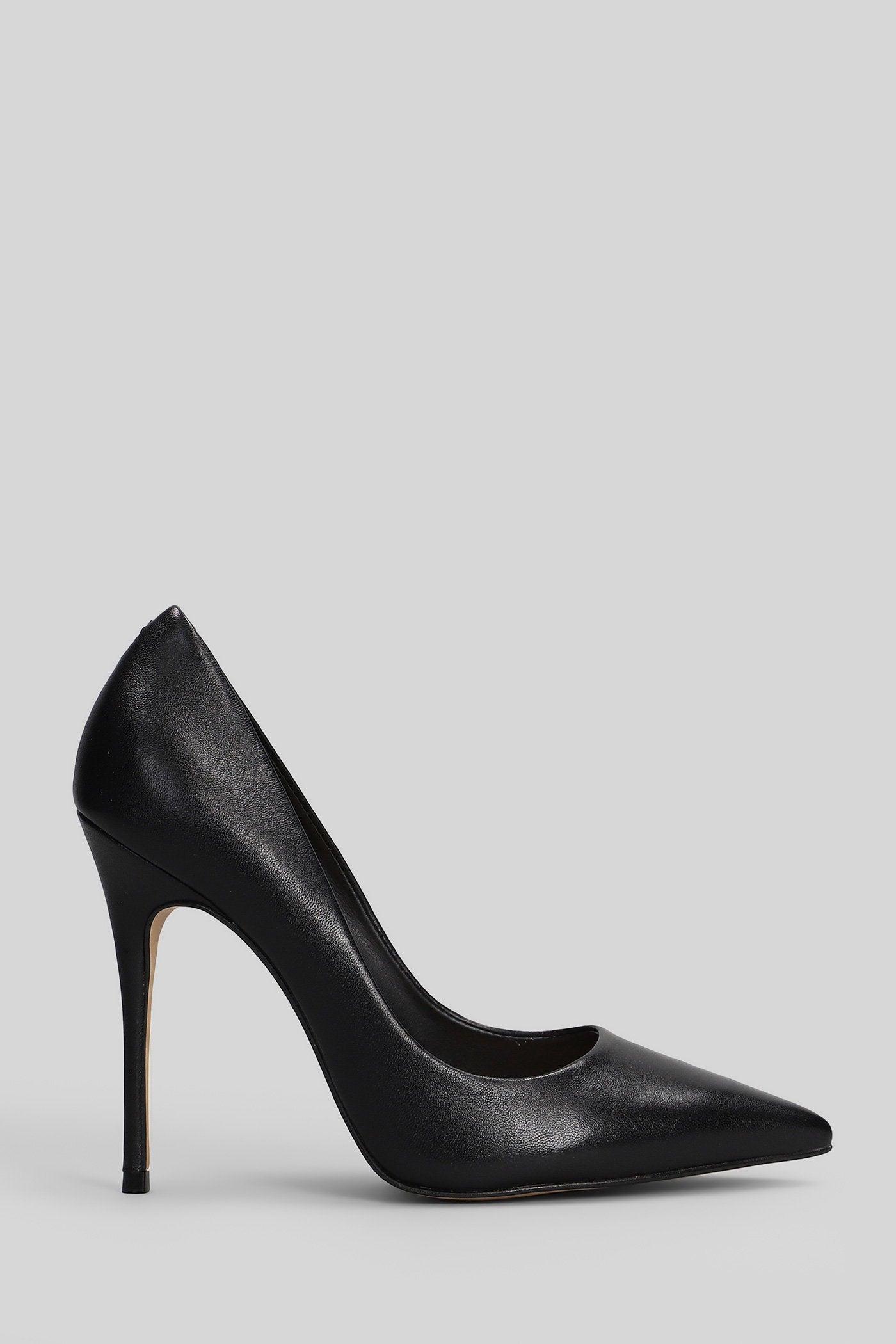 Pumps in black leather Scarpe