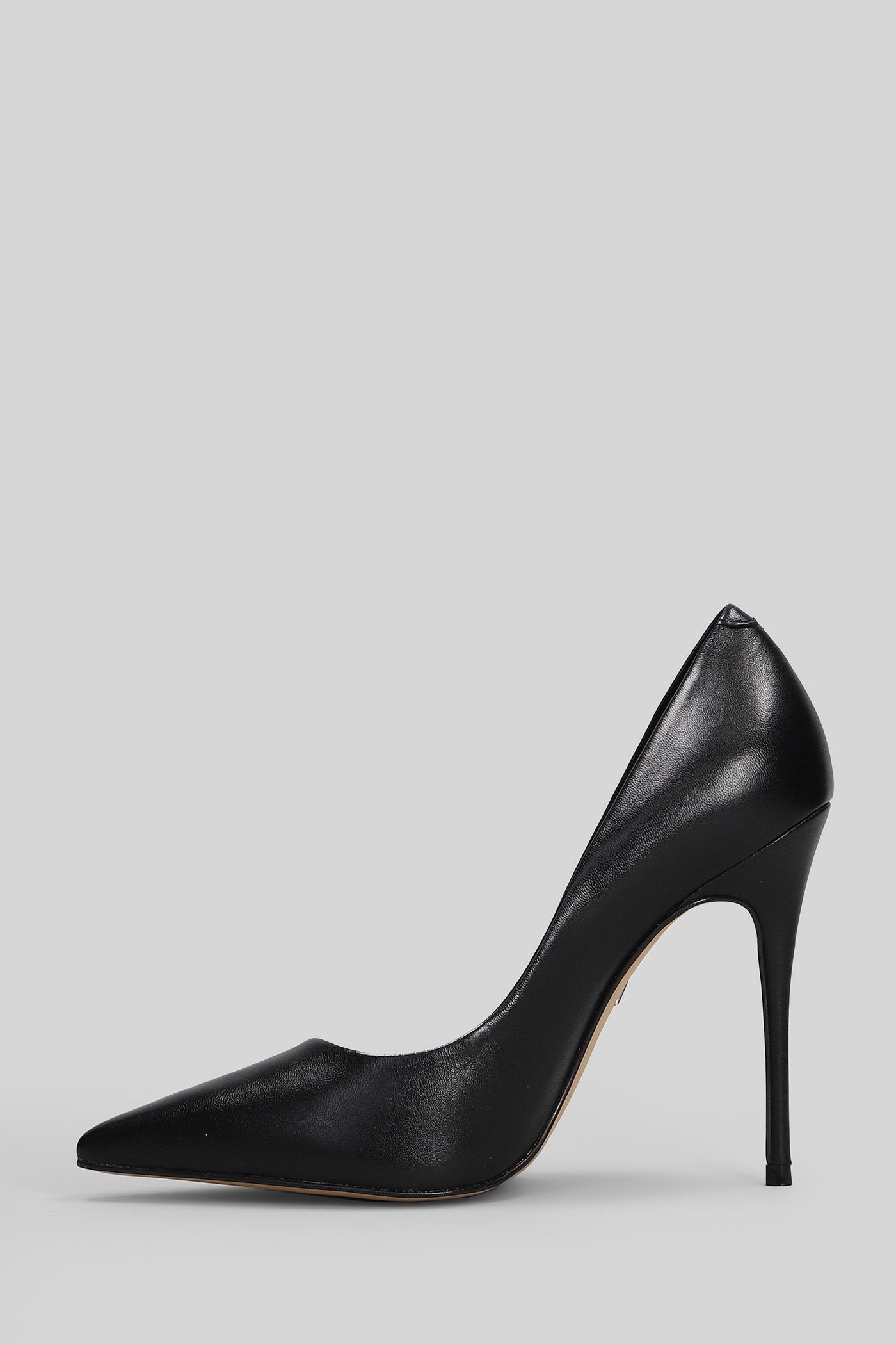 Pumps in black leather Scarpe