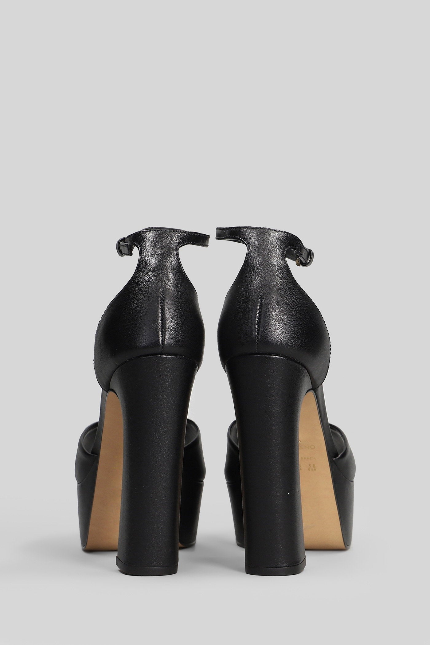 Sandals in black leather Scarpe