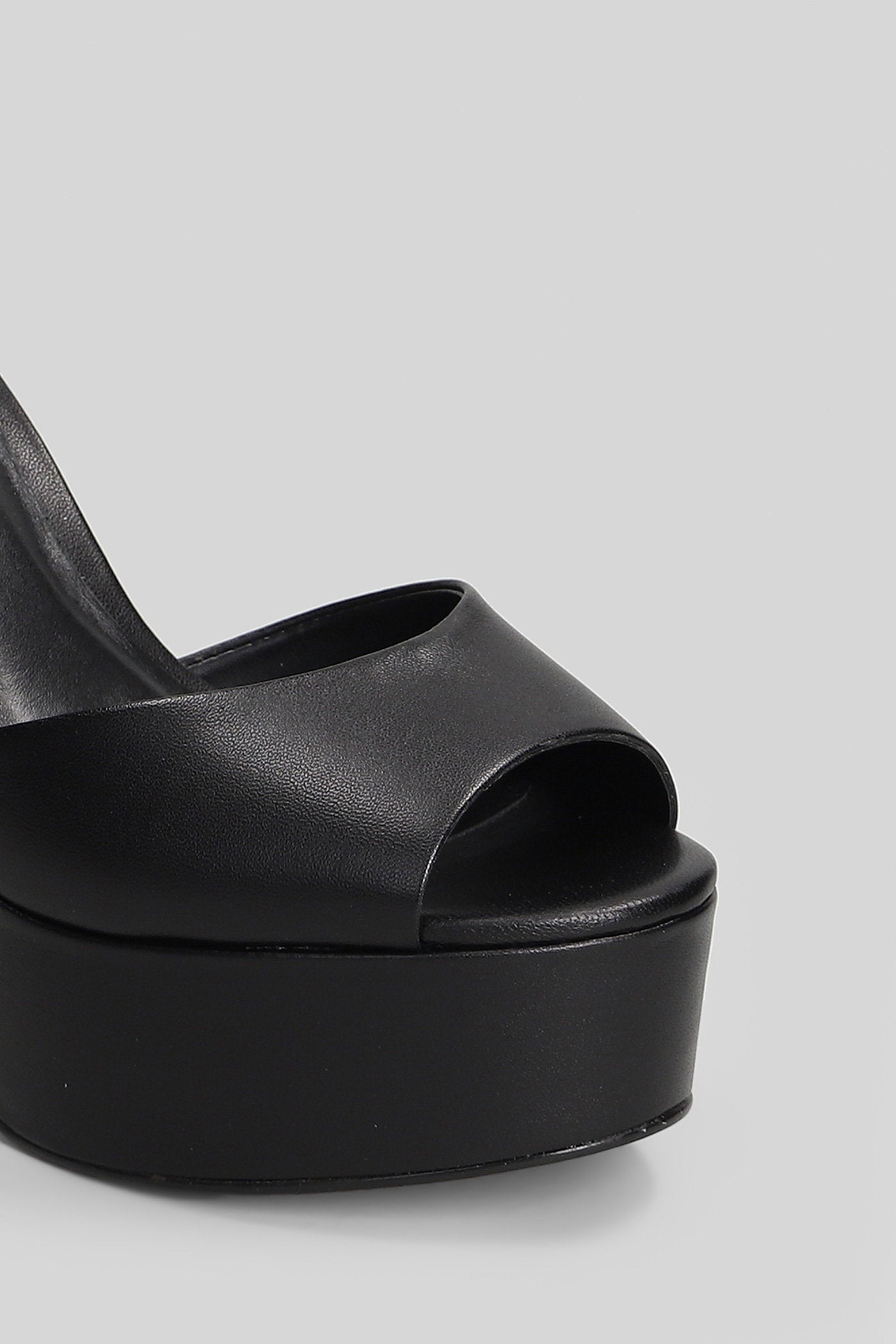 Sandals in black leather Scarpe