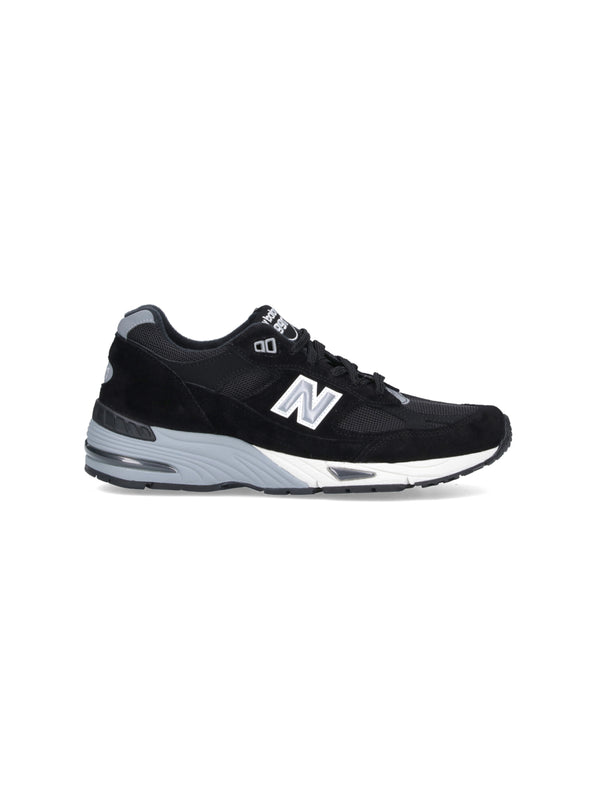 New Balance Suede sneaker in black