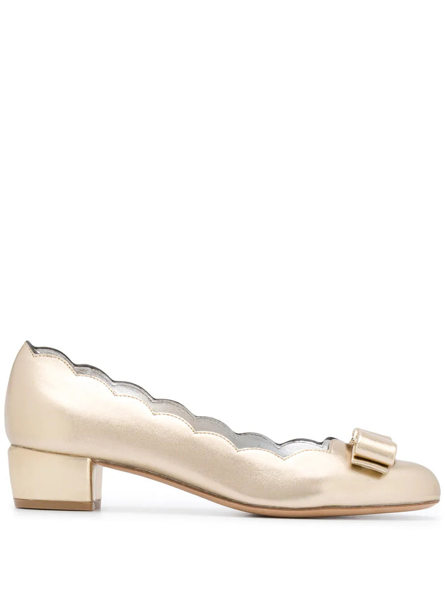 Ferragamo Leather pump in gold