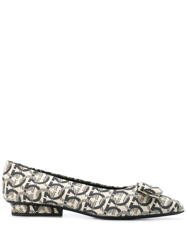 Ferragamo Leather ballerina flat in beige