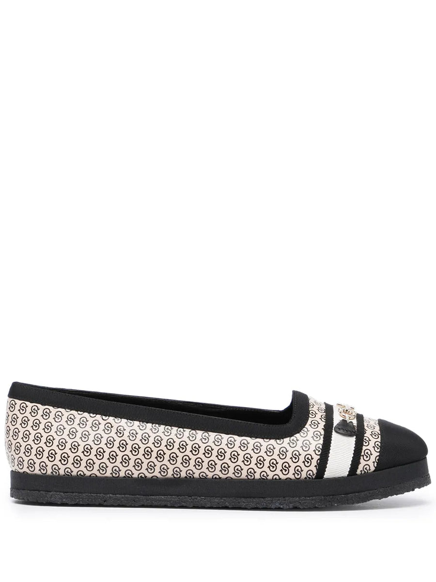 Ferragamo Leather flat in black