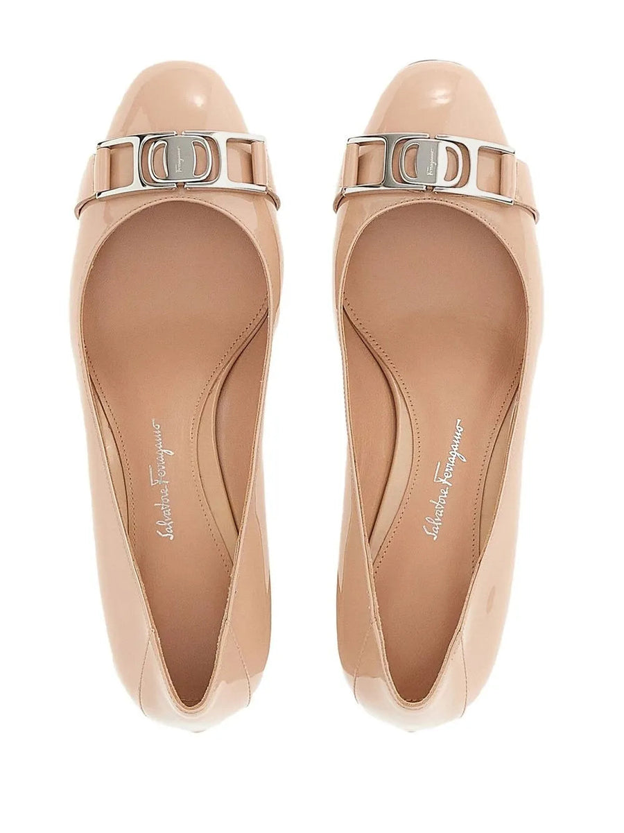 Ferragamo calf leather pump in beige
