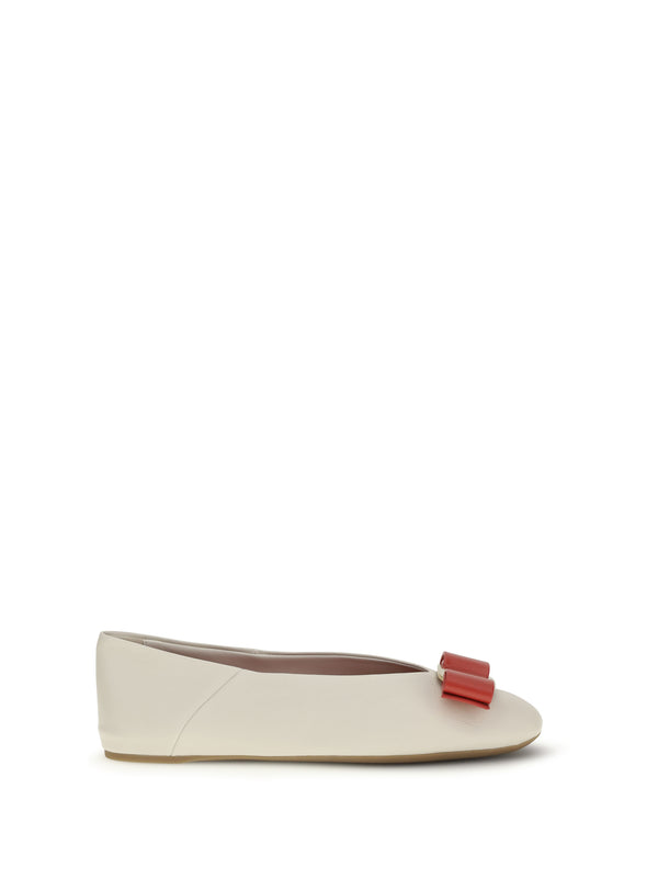 Ferragamo Upper: 95% calf leather ballet flat in beige
