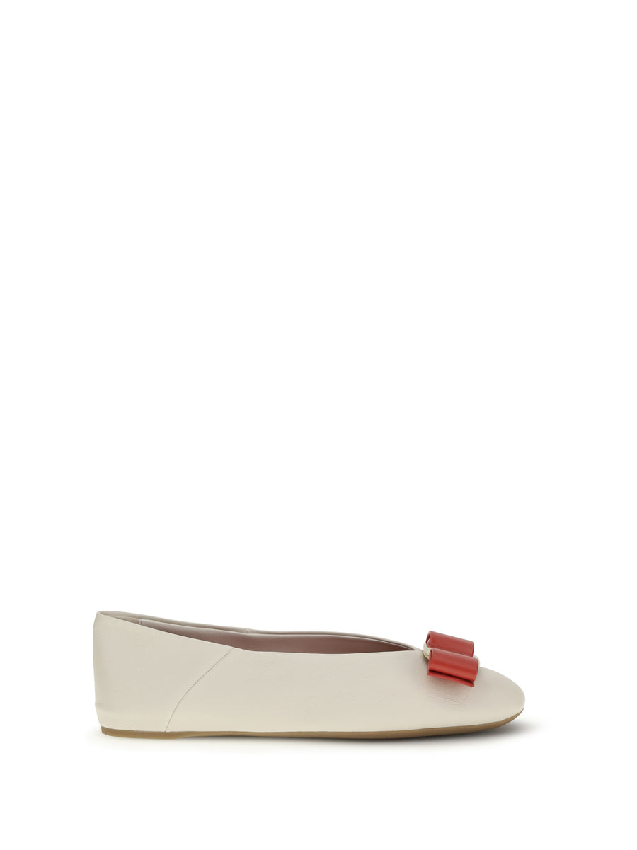 Ferragamo Upper: 95% calf leather ballet flat in beige