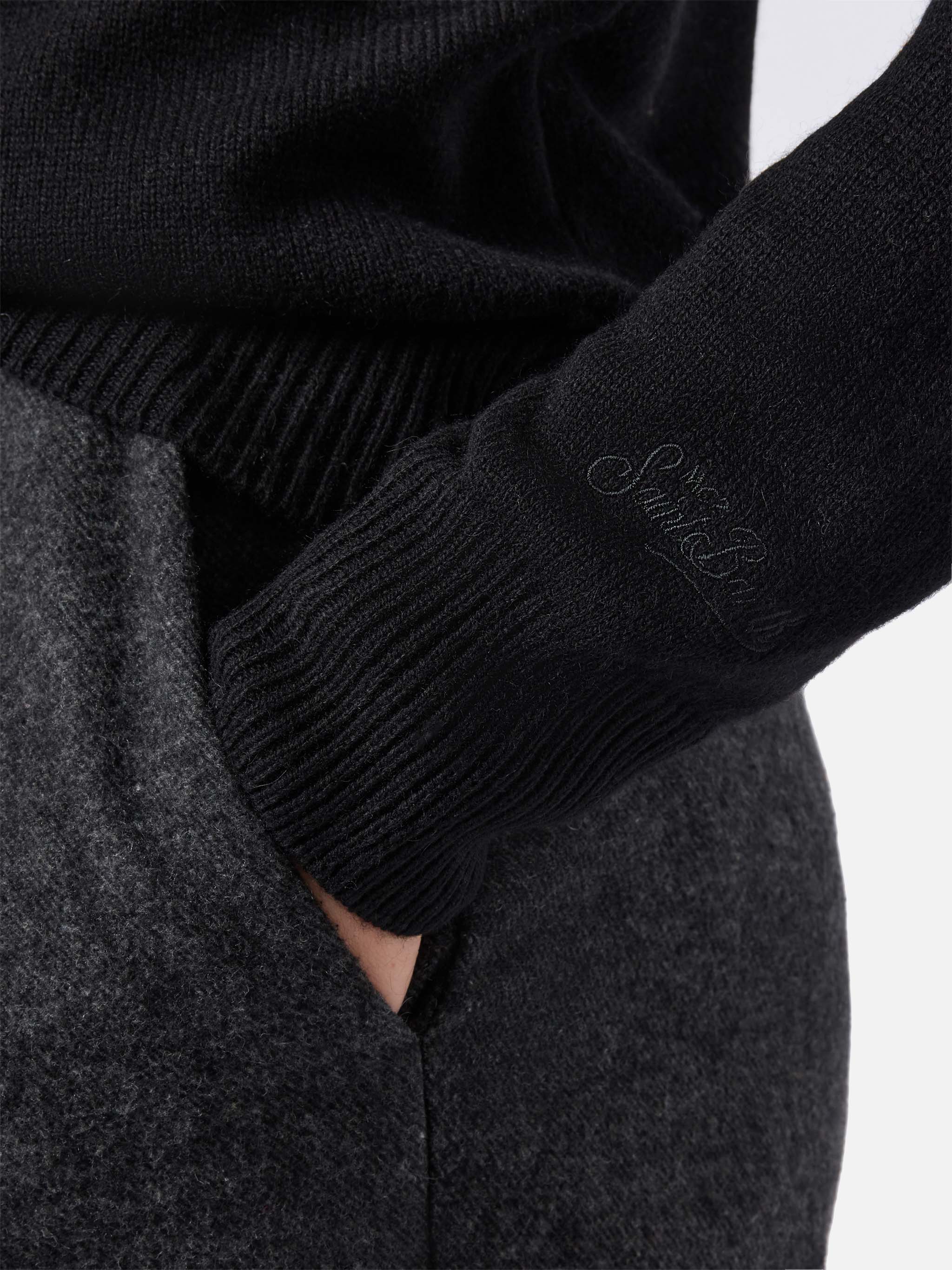 New Queen Cashmere-Blend Sweater Black With Scelgo Sempre Quello Sbagliato Embroidery
