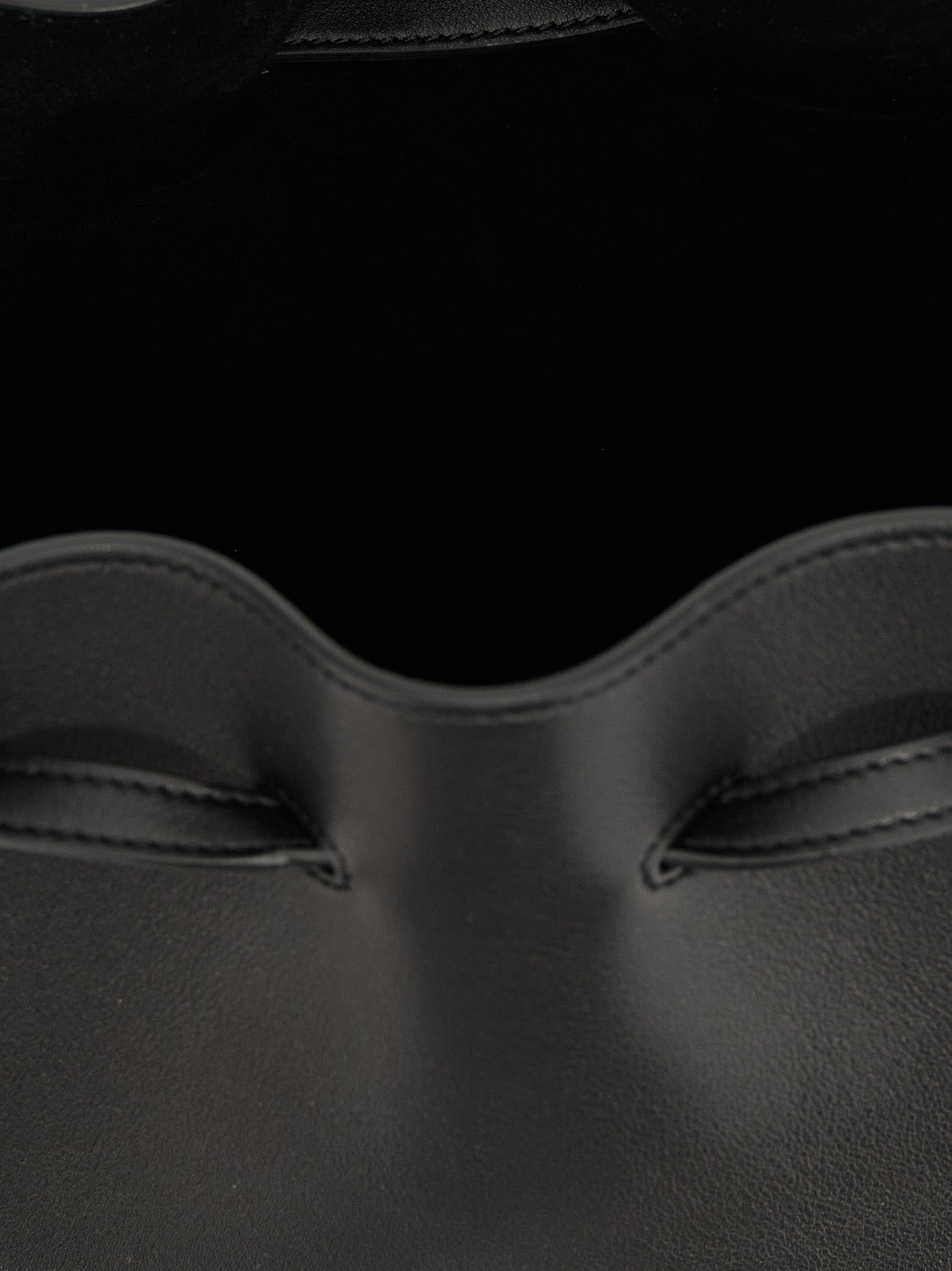 Valentino Garavani VLogo Signature shoulder bag Black Calfskin Leather (bos Taurus)