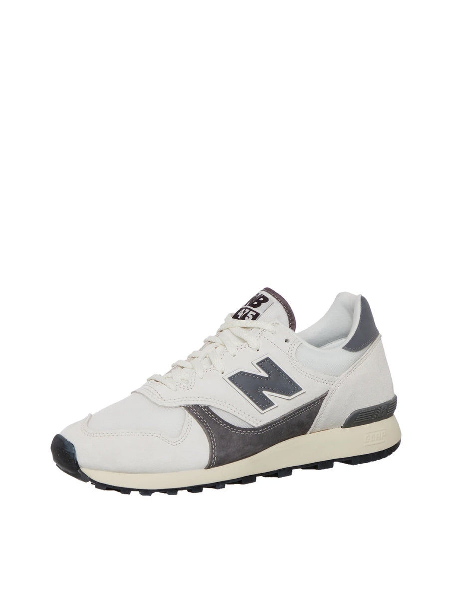 New Balance Sneaker — Beige