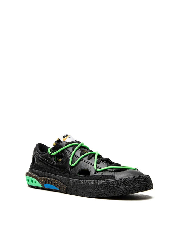 Nike Sneaker — Black