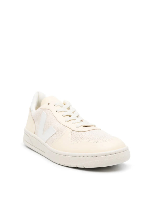 Veja Sneakers — Beige