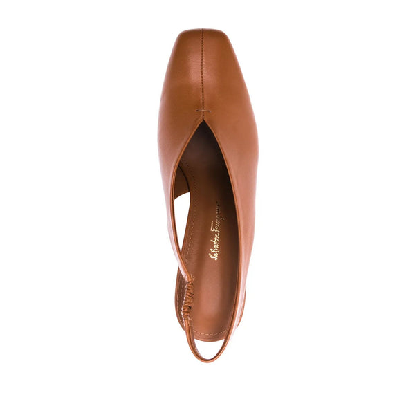 Ferragamo Leather pump in brown