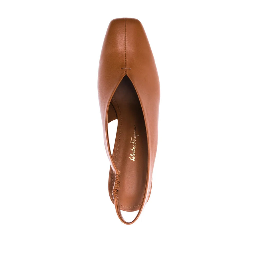 Ferragamo Leather pump in brown