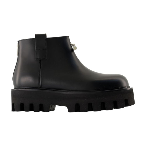 Alexander McQueen Calfskin ankle boot in black
