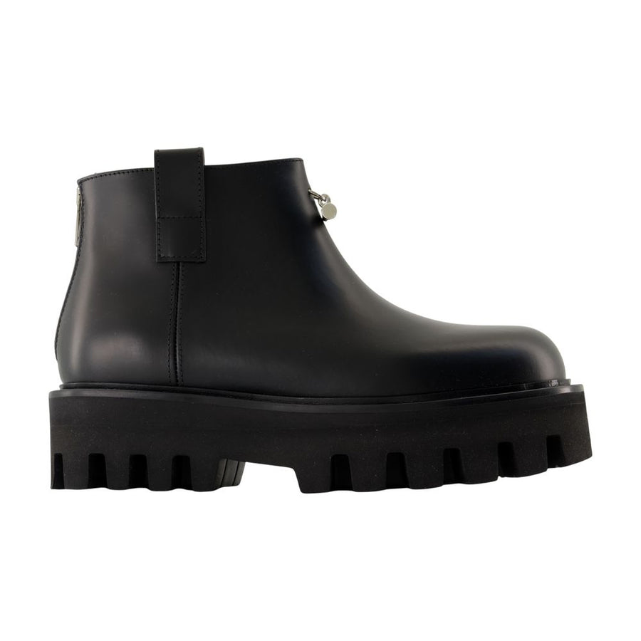 Alexander McQueen Calfskin ankle boot in black