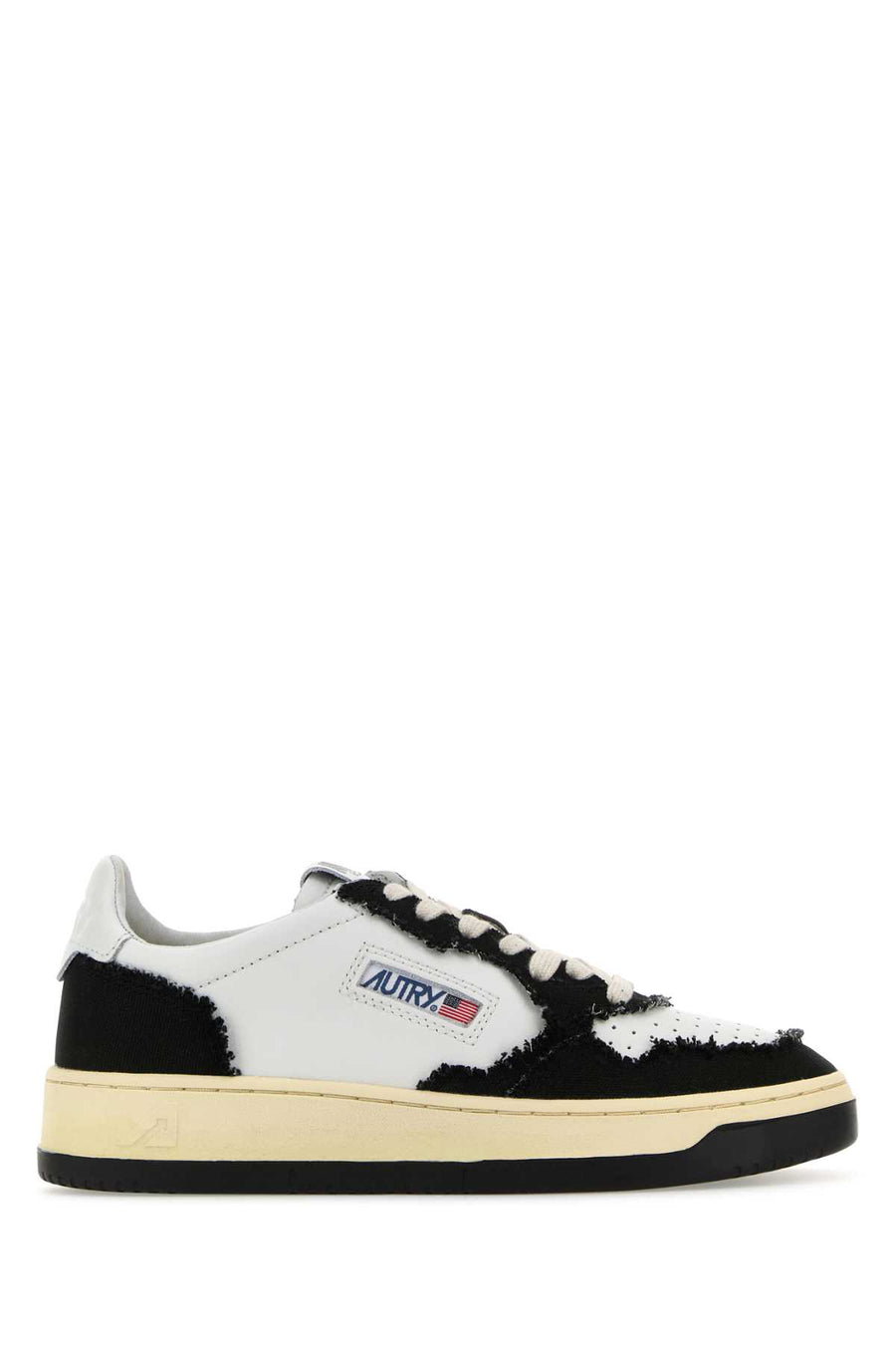 Autry Exterior: Leather sneaker in white