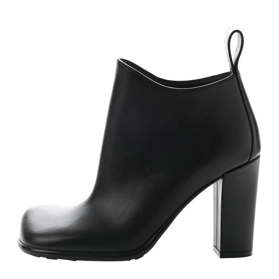 Bottega Veneta Black calfskin ankle boot in black