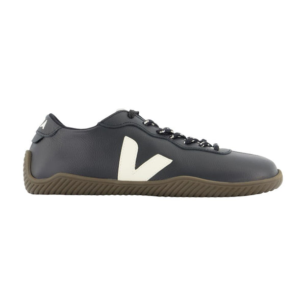Veja Calfskin flat in black