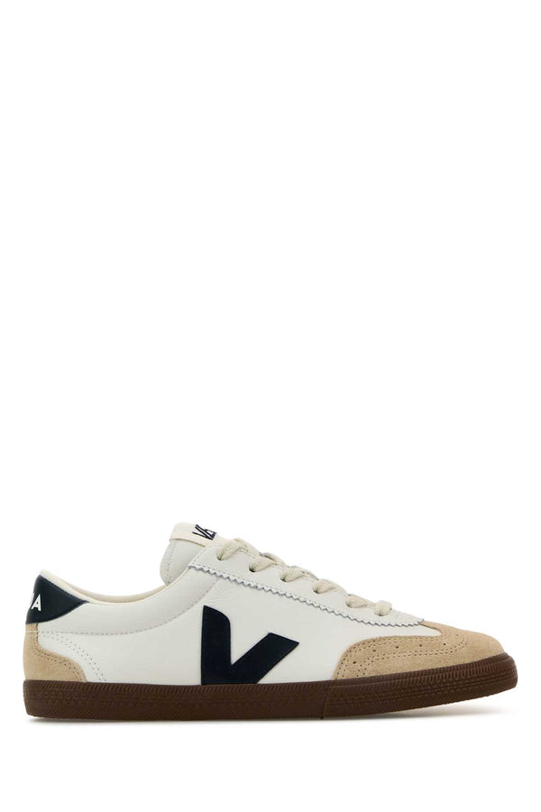 Veja Upper: Organic Traced leather (O.T.). Panels: Suede and Organic Traced leather (O.T.). Insole: Amazonian rubber (11%) sneaker in white