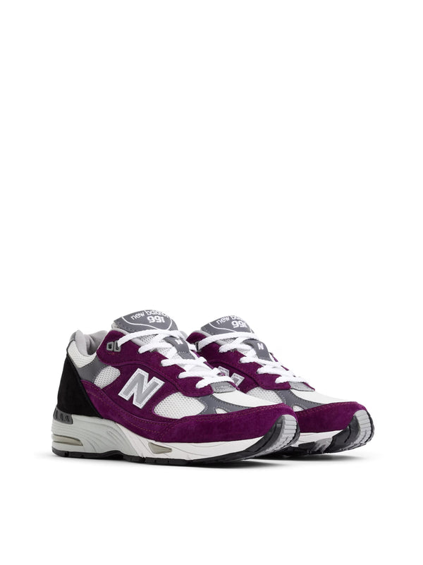 New Balance Suede sneaker in purple