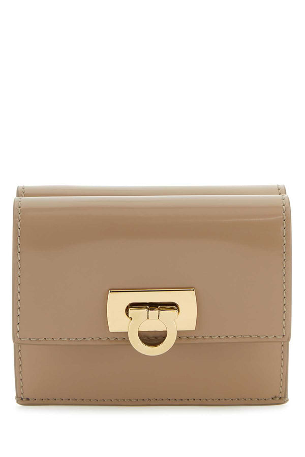 Ferragamo Exterior: 100% Calf; Finishing: Golden metal wallet in beige
