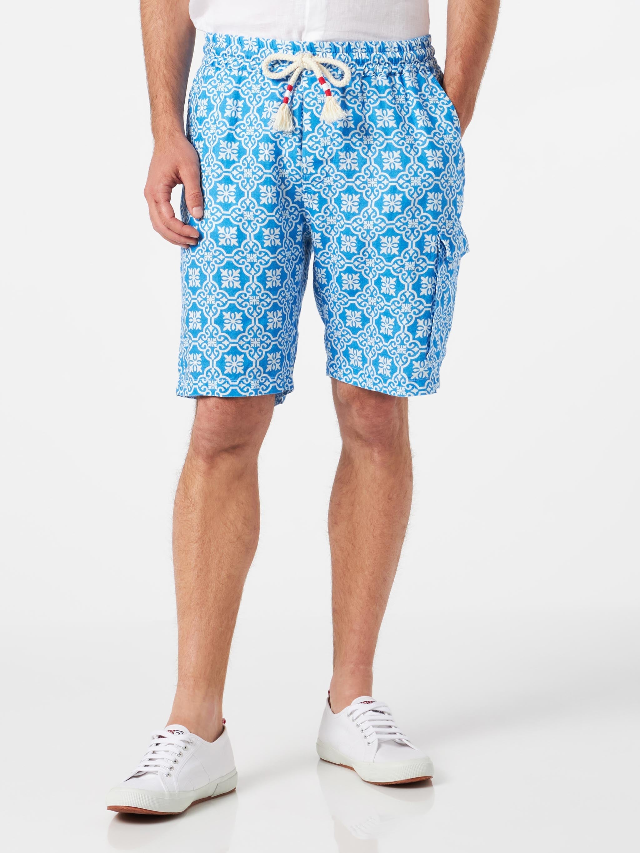 Man Linen Bermuda Shorts With White And Light Blue Majolica Print Pant