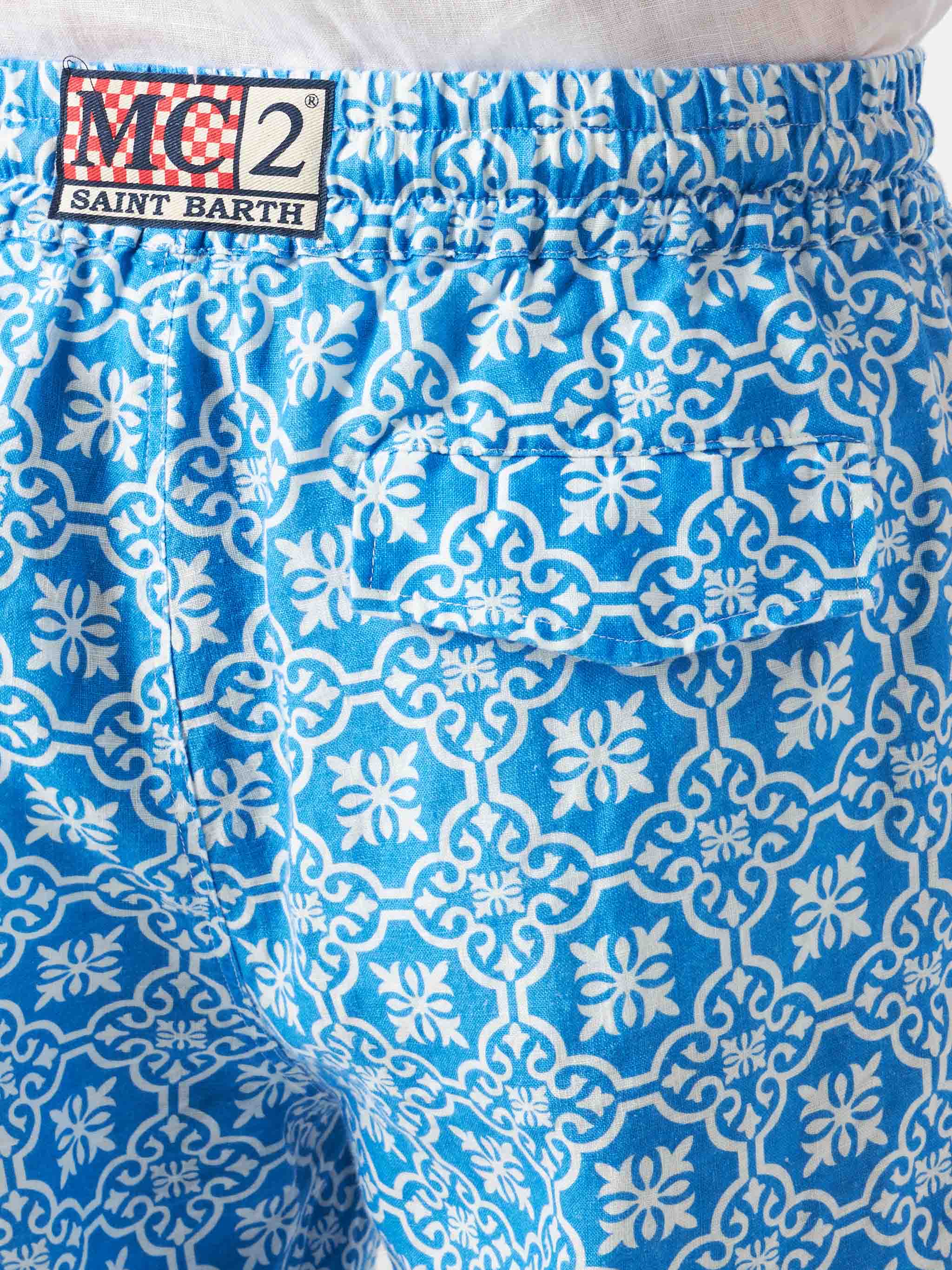 Man Linen Bermuda Shorts With White And Light Blue Majolica Print Pant