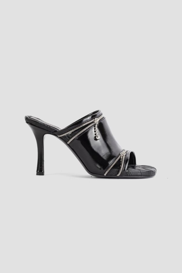 Burberry Black lacquered patent leather mule heel in black
